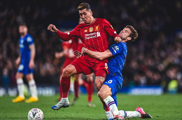 惊险！曲靖一疯牛失控闯入街道，受惊后仍在路面上狂奔……